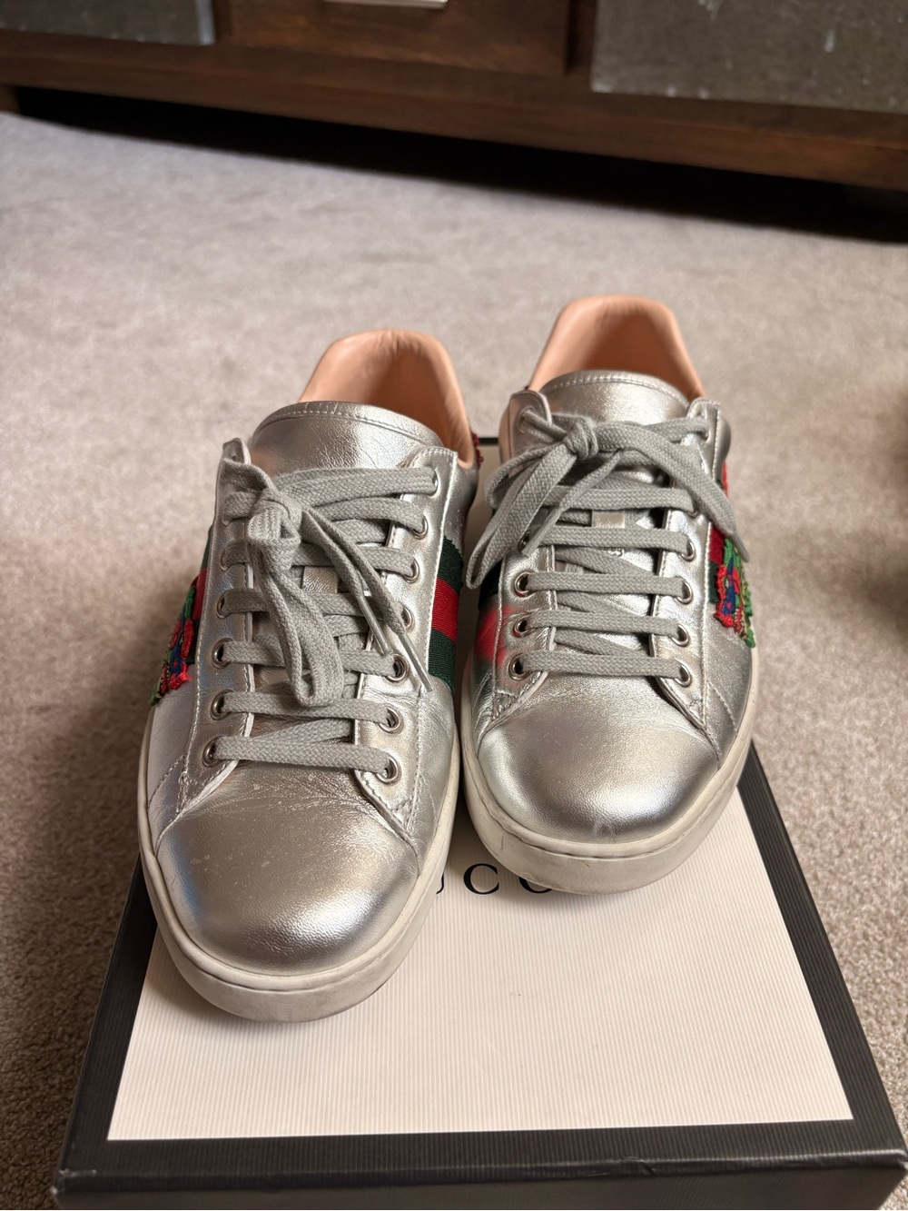 Gucci Silver Leather Sneakers with Red & Green dragon patch - Picture 1 of 4